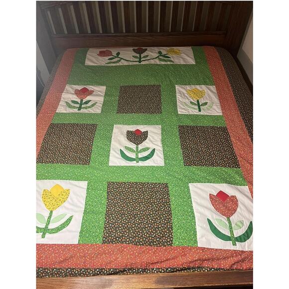 Vintage Handmade Tulip Quilt 104x96 Floral Patchwork Bedspread 1970's 80's - Picture 1 of 12